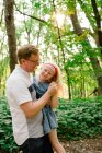 Ehrliches Porträt eines Vaters und einer Tochter, die im Wald tanzen — Stockfoto