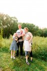 Retrato ao ar livre de uma família de cinco — Fotografia de Stock