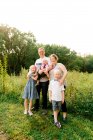 Familienporträt einer fünfköpfigen Familie in voller Länge — Stockfoto