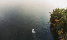 Luftaufnahme des Bootes auf dem dunklen Wasser des Sees in Ontario, Kanada. — Stockfoto