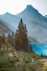 Camping avec des rayons de soleil dans la nature sauvage des lacs alpins — Photo de stock