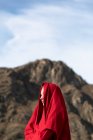 Femme avec un peignoir sur la tête près de la montagne — Photo de stock