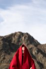 Donna con un accappatoio sulla testa vicino alla montagna — Foto stock