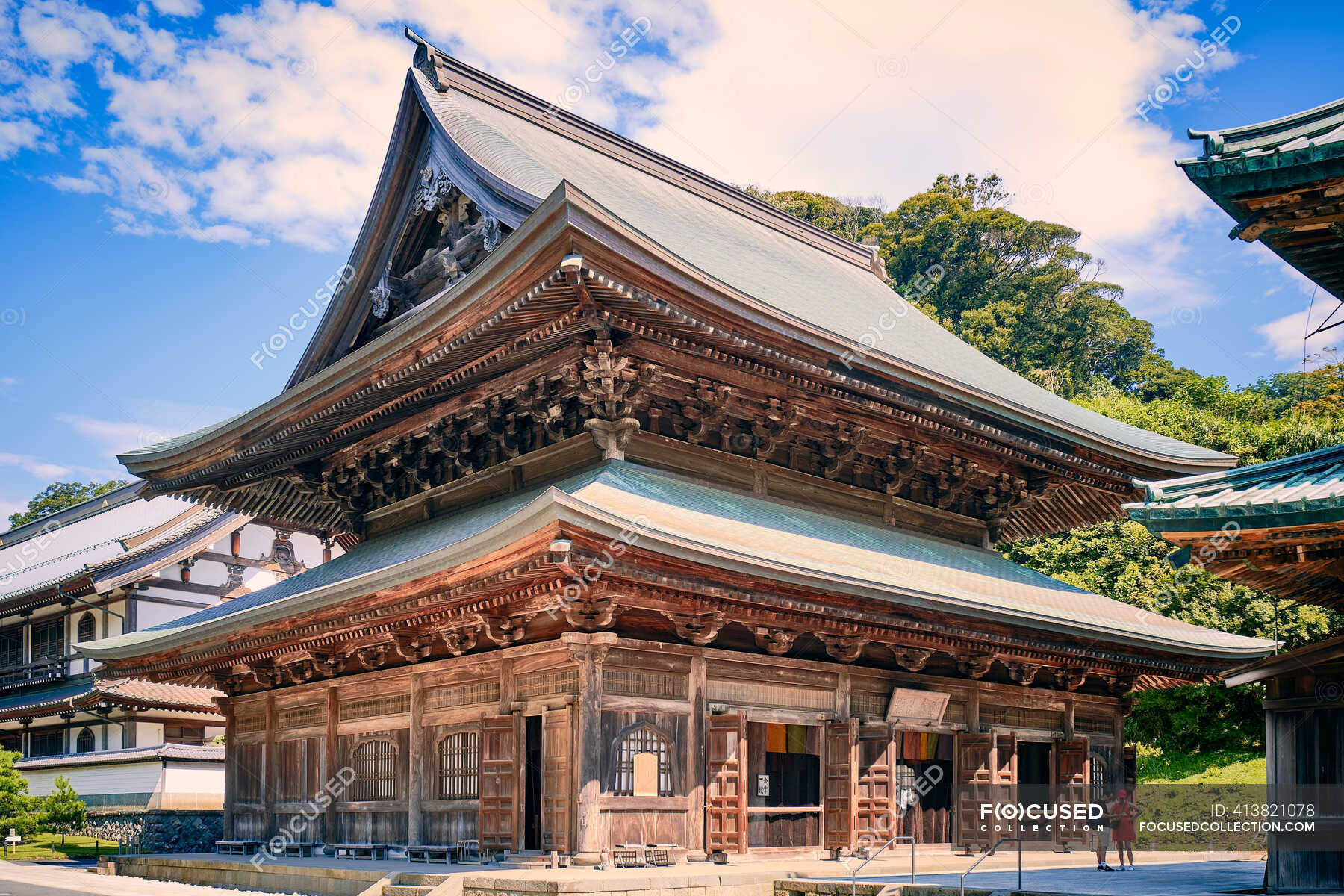 traditional-japanese-wooden-building-at-kenchoji-zen-temple-ancient