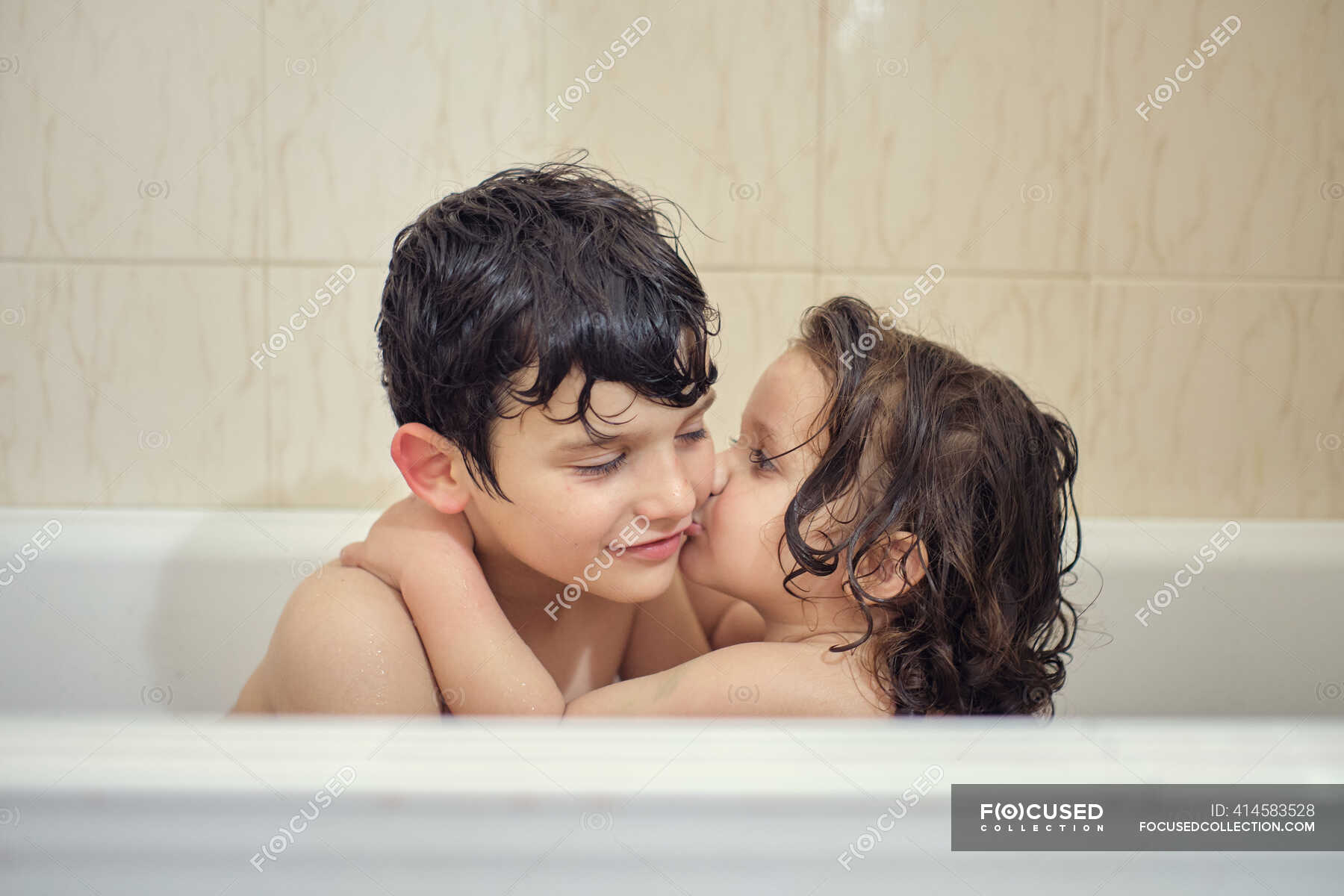 братья в ванне 