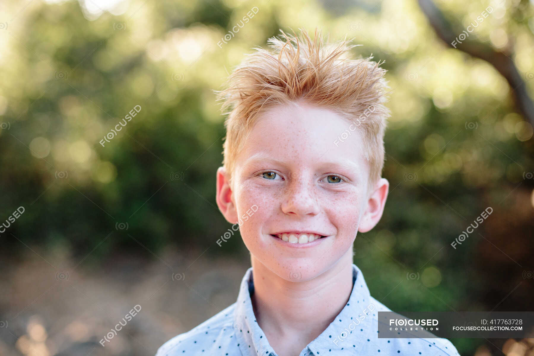 portrait-outside-of-a-red-haired-boy-with-freckles-thousand-oaks