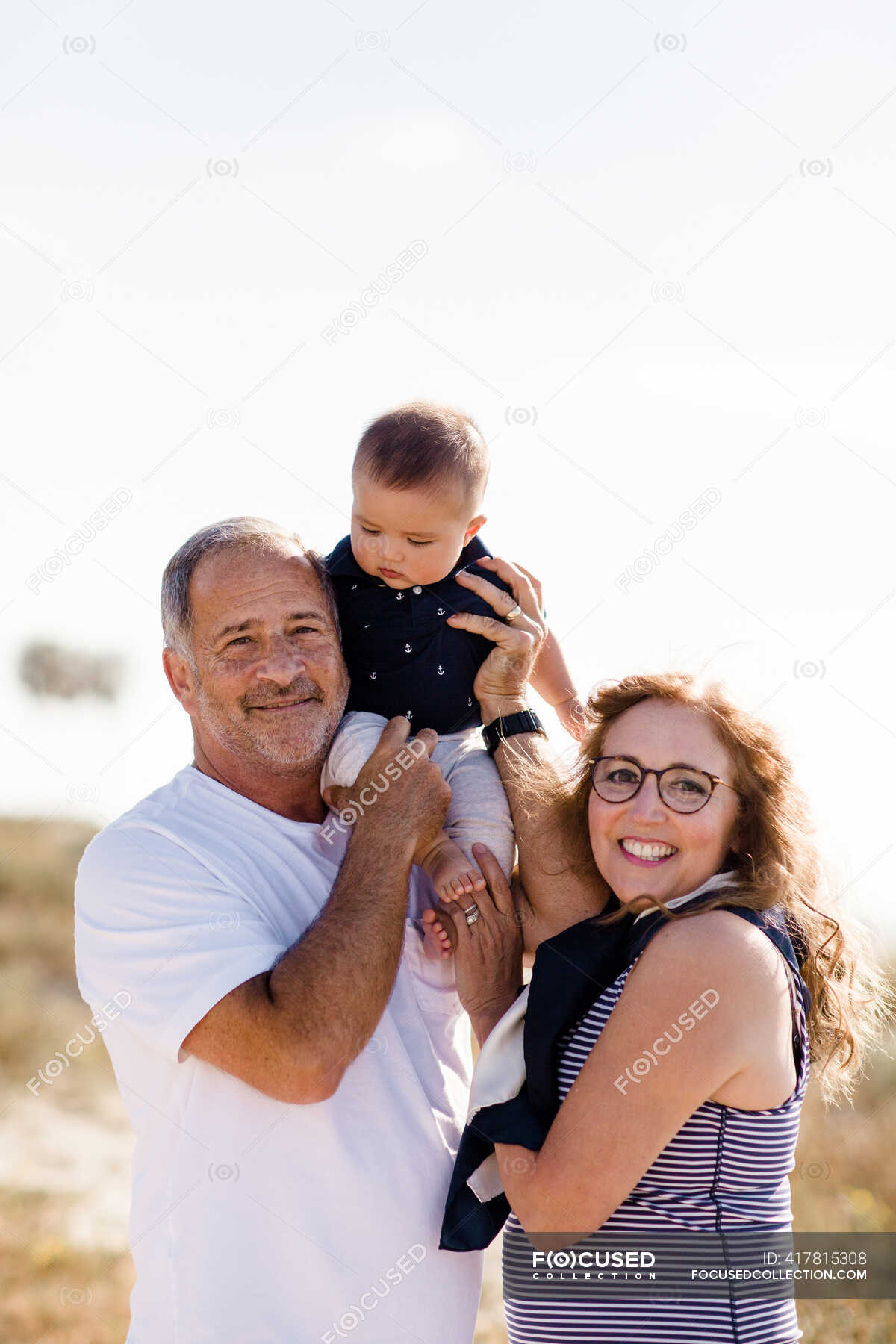 Бабушки и дедушки на пляже — Солнечный свет, Солнечный - Stock Photo ...