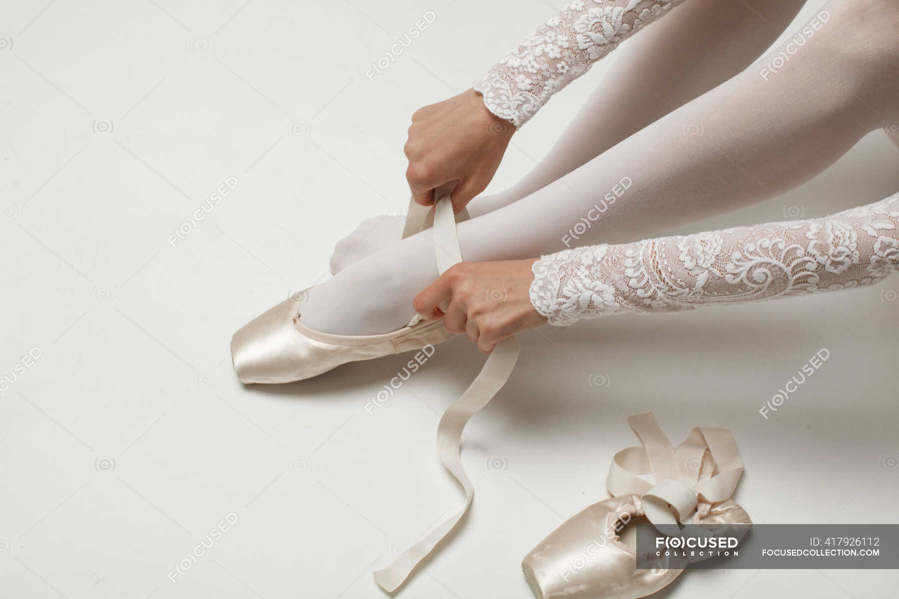 Балерина надевает балетные туфли — руки, Кавказский - Stock Photo ...