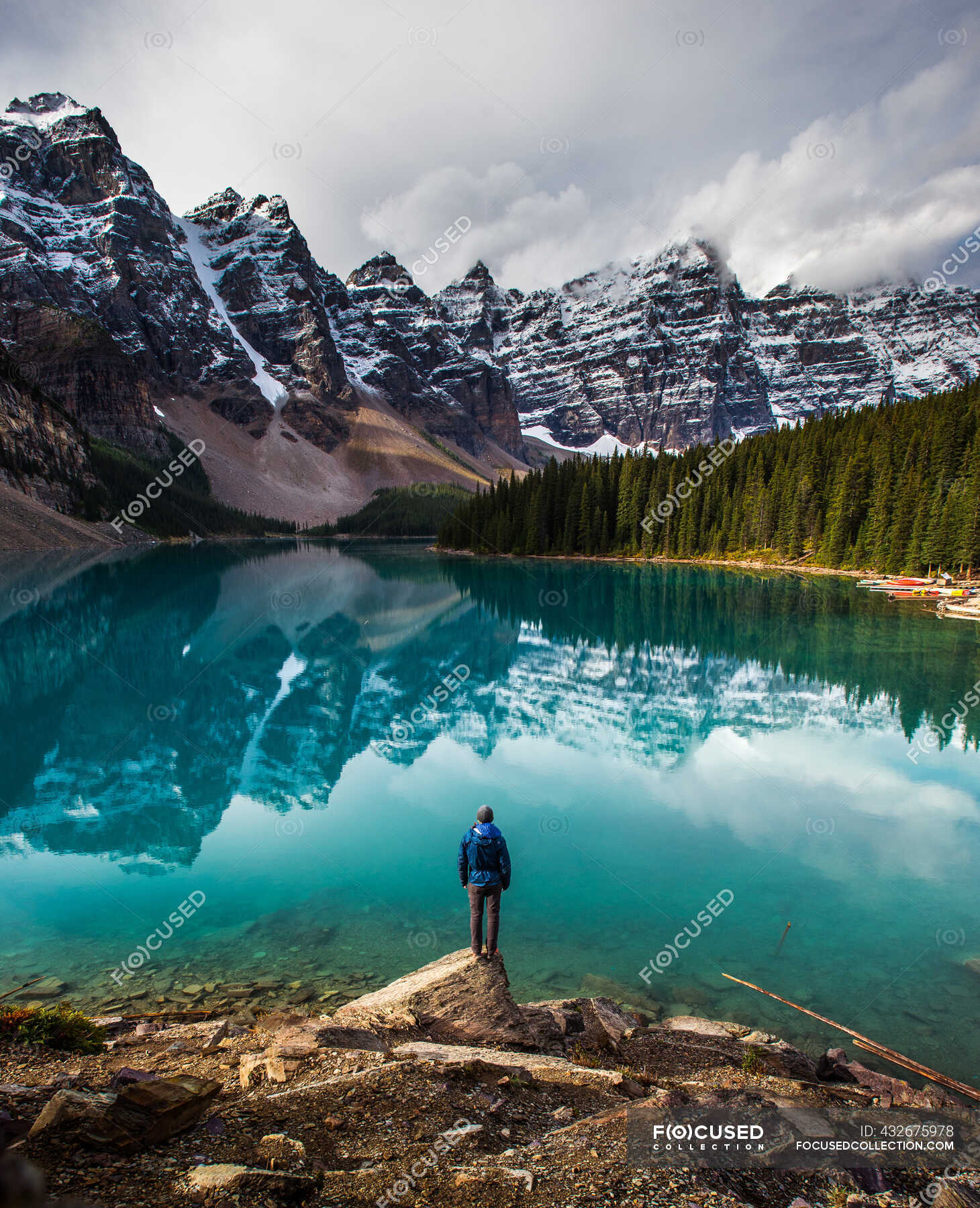 Bellissimo paesaggio e lago con l'uomo sullo sfondo della natura — una  persona, Vista - Stock Photo | #432675978
