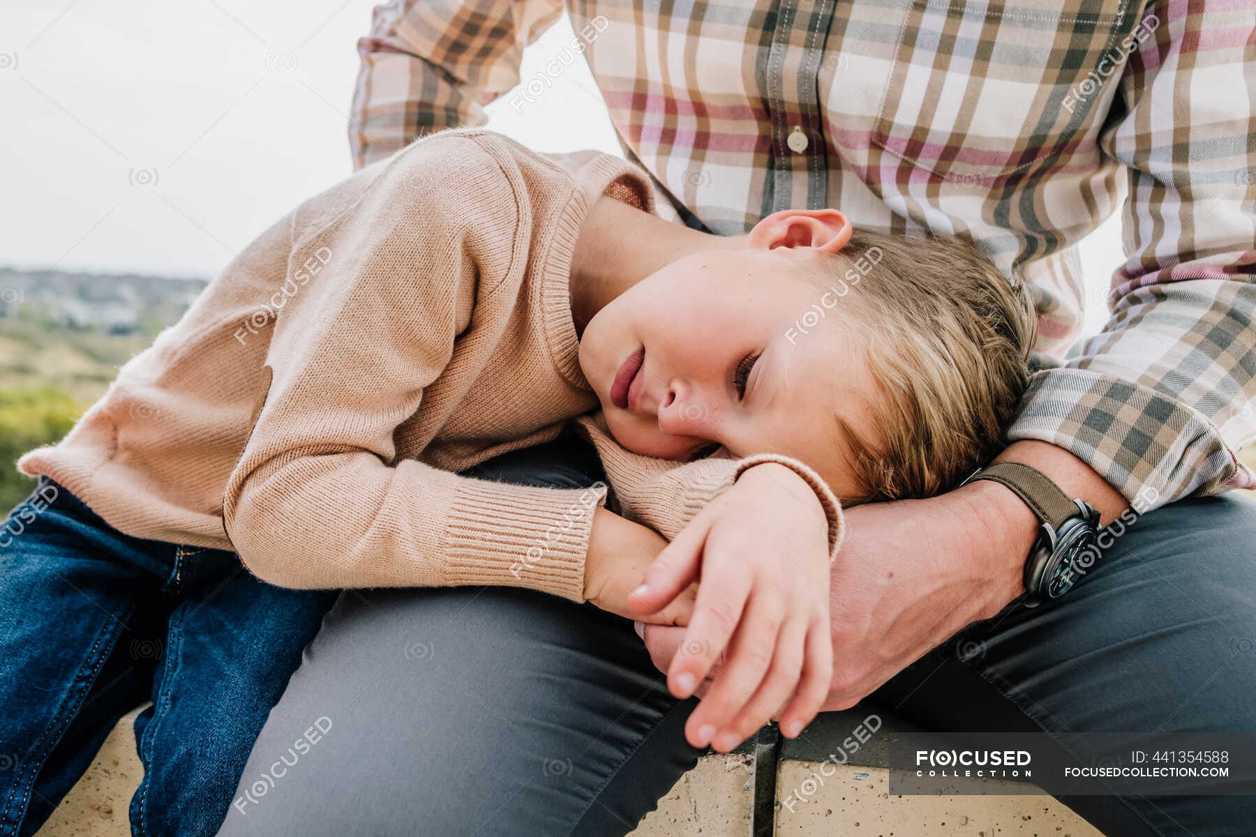 Мальчик обнимает отца снаружи — человек, отец - Stock Photo | #441354588