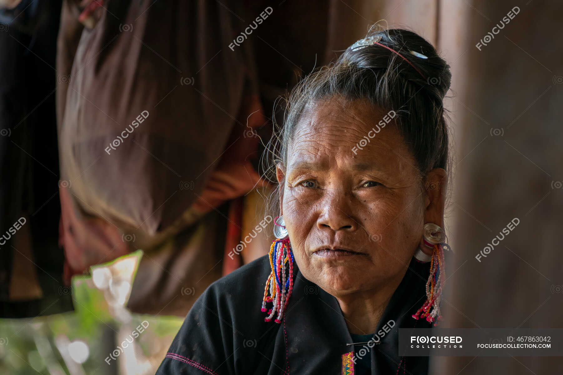 Portrait of lady of Akhu tribe near Kengtung, Myanmar — costume ...