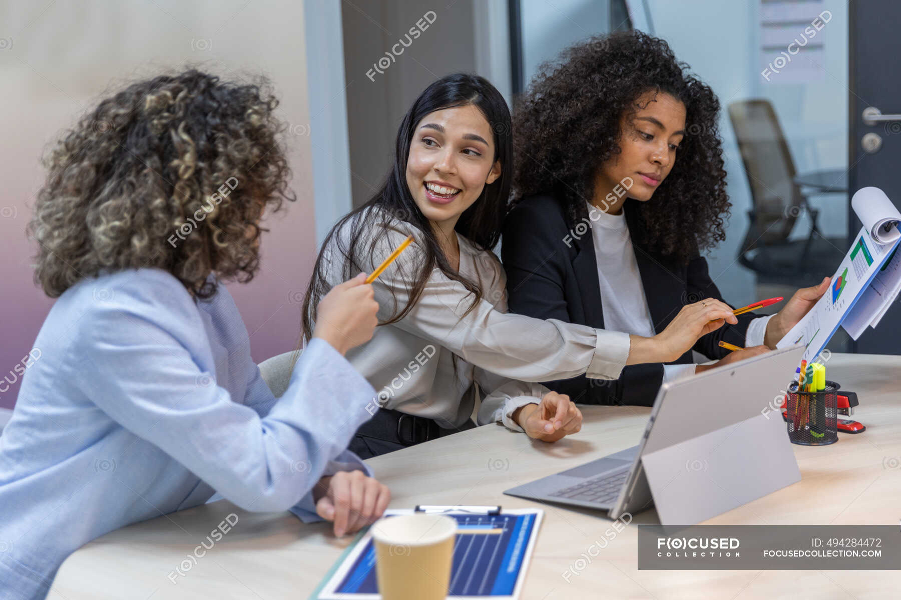 Glückliche Geschäftsfrauen Bei Einem Wiedersehen Im Büro Und Beim Betrachten Von Grafiken 