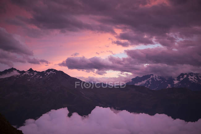 Blick von der cabane du mont fort in den Schweizer Alpen. Sonnenuntergang färbt den Himmel lila — Stockfoto