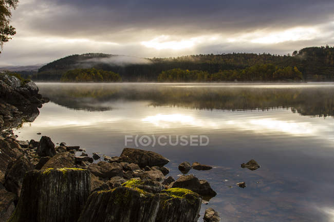 Troublé Ciel partiellement nuageux Réfléchissant Sur Le Loch — Photo de stock