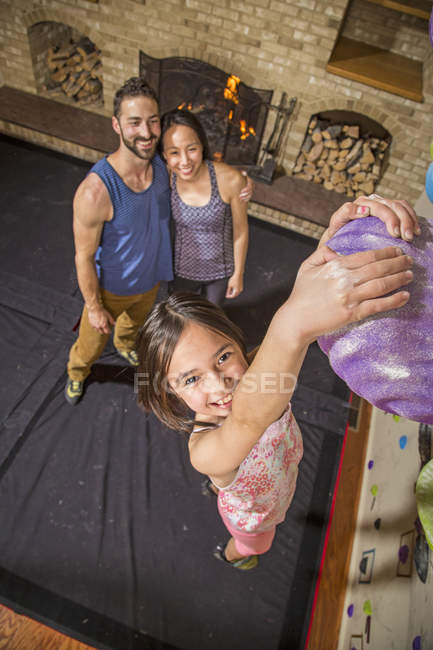 Eltern Die Tochter Gym Kletterwand Zu Hause Betrachten Madchen