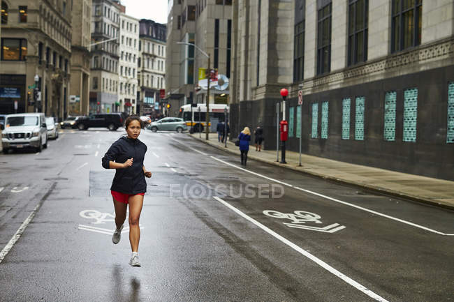 Jeune femme asiatique en cours d'exécution sur le sentier de Boston — Photo de stock