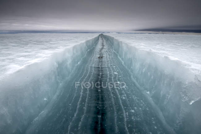 Crack in sea ice with horizon line — Stock Photo