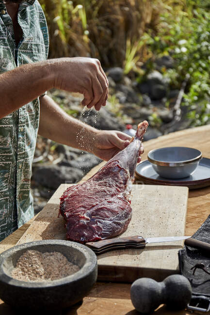 Шеф-повар приправляет местную оленину для барбекю — стоковое фото