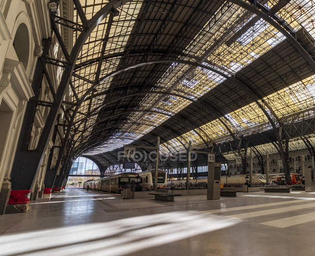 Trains sur les quais d'une gare de Barcelone avec un toit fantastique — Photo de stock