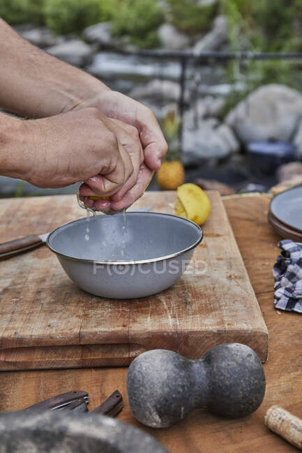 Шеф-повар выжимает лимон на барбекю в кемпинге — стоковое фото