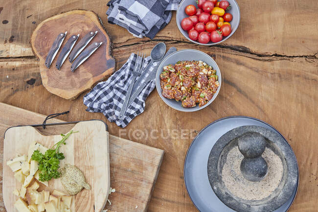 Campsite Picnic with Charcuterie Board and Poke — Stock Photo