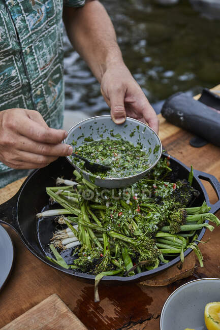 Chimichurri über gebratenes Gemüse in gusseiserner Pfanne — Stockfoto