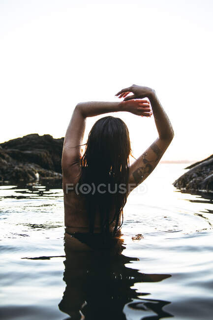 Giovane bella donna costume da bagno in relax sulla spiaggia — Foto stock