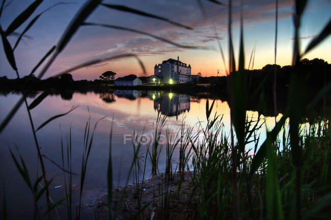 Maine proprietà costiera si riflette in uno stagno di acqua dolce al tramonto. — Foto stock