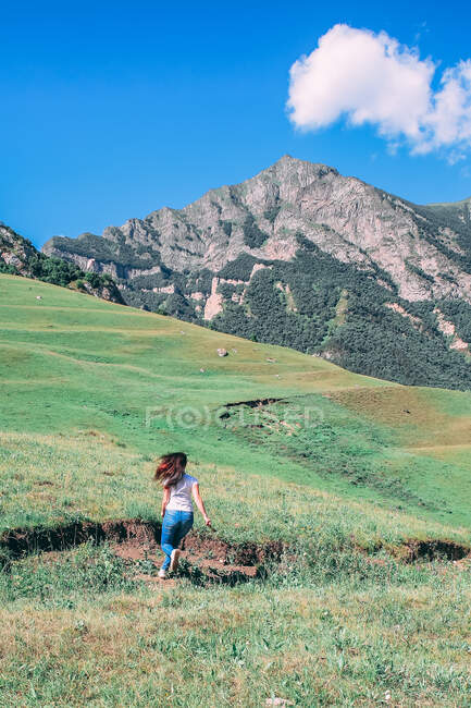Schöne Mädchen in einem Kranz und stilvolle Kerl mit Hut verbringt Zeit im Freien an einem sonnigen Tag. Weicher Fokus — Stockfoto