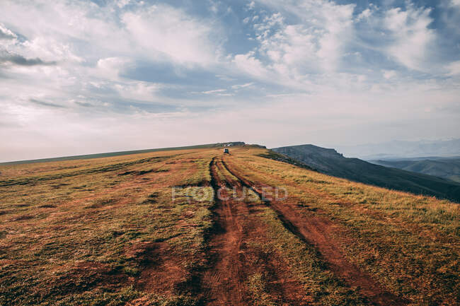 Caminho de montanha e grama amarela — Fotografia de Stock
