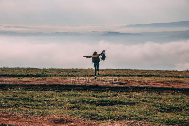 Молодая спортивная девушка бегает по природе. Красивый туман. — стоковое фото