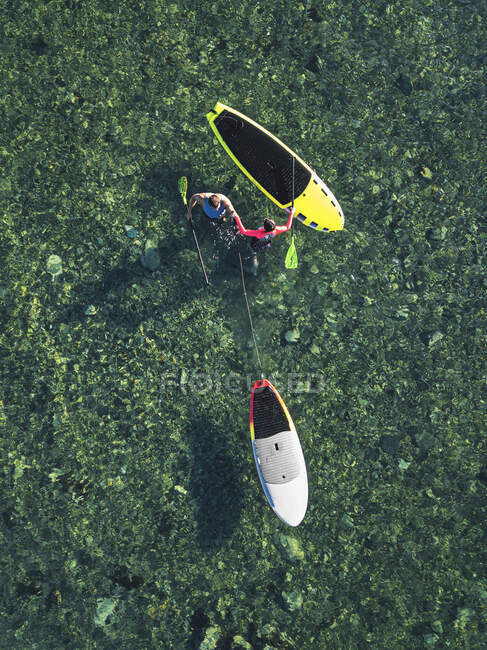 Vista aérea de surfistas de SUP, región de Primorsky, Rusia - foto de stock
