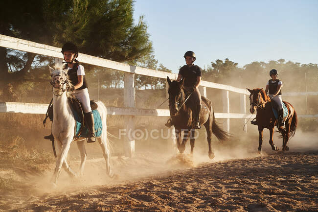 Kids riding horses in the riding class — Stock Photo
