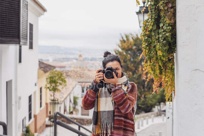 Donna in maglione con macchina fotografica a Granada, Spagna — Foto stock