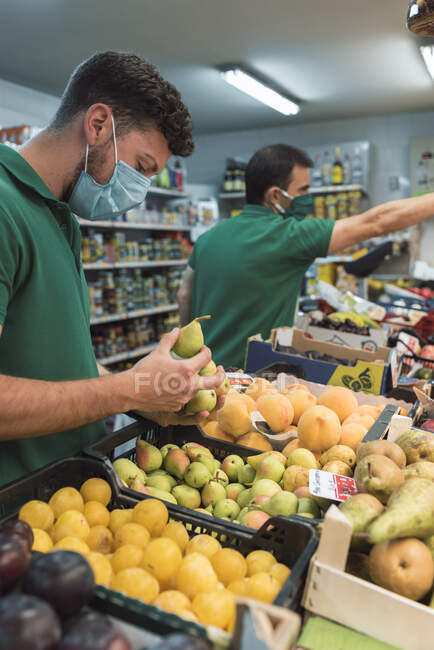 Due uomini che vendono frutta — Foto stock