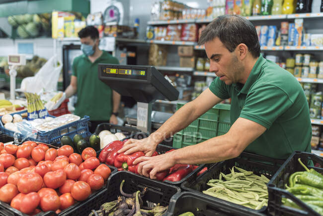 Ladenbesitzer bringt Gemüse in den Supermarkt — Stockfoto