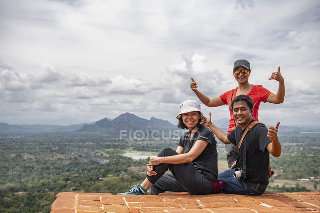 Trois amis au sommet de la forteresse rocheuse de Sigiriya — Photo de stock