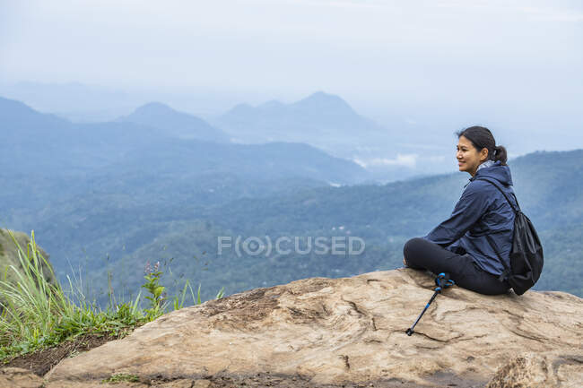 Woman resting on top of Adam's Peak close to Ella in Sri Lanka — Stock Photo