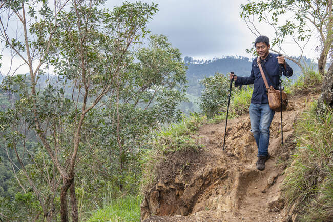 Hombre que desciende del pico de Adán cerca de Ella en Sri Lanka - foto de stock