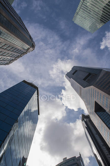 Hochhäuser auf Himmelshintergrund, Singapur — Stockfoto