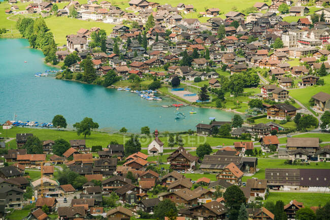 Lago Lungern em Obwalden no verão com uma aldeia de cima — Fotografia de Stock