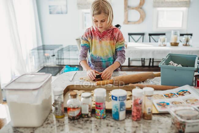 Мила дівчина готує печиво — стокове фото