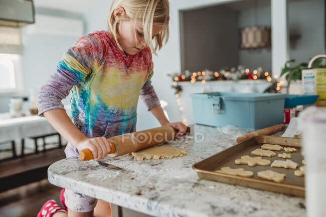 Linda chica rubia cocinar las galletas - foto de stock