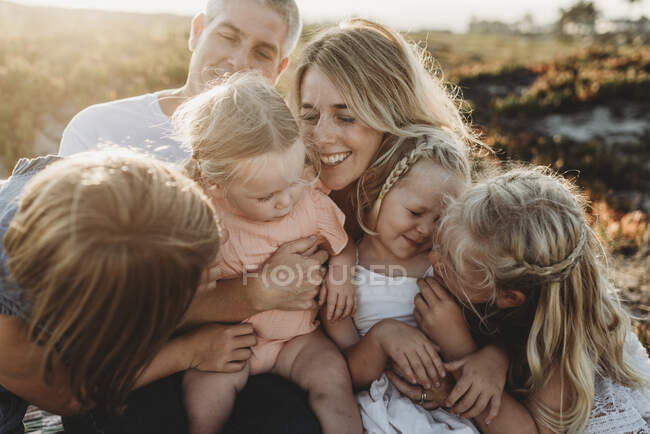 Stile di vita primo piano della famiglia con giovani sorelle sedute sulla spiaggia — Foto stock