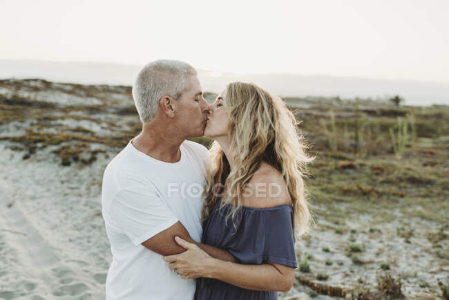 Portrait de beau couple en arrière-plan nature — Photo de stock