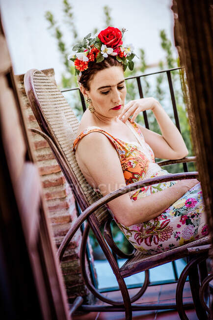 Mujer adulta vestida y maquillada como Frida - foto de stock