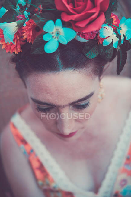 Donna adulta vestita e fatta come Frida — Foto stock