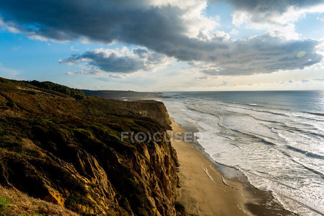 Coastal Headlands Blick nach unten, wo der Ozean auf den Strand trifft — Stockfoto
