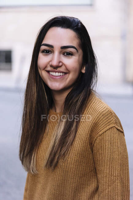 Retrato de una hermosa mujer caucásica feliz en la calle - foto de stock