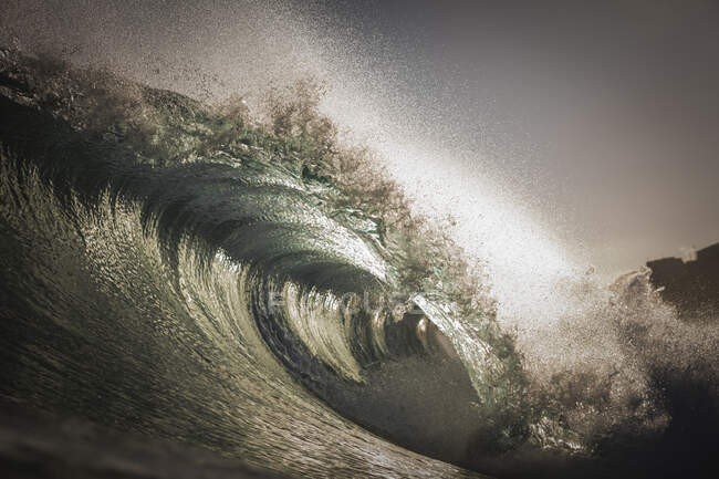Wave Barreling auf den klaren Gewässern der Kanarischen Inseln, Spanien. — Stockfoto